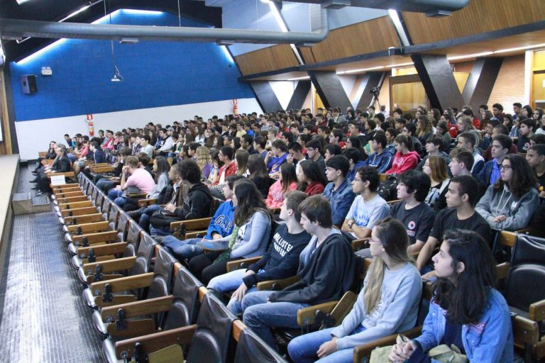 alunos na semana do ensino médio e  técnico