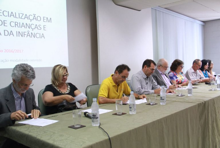 salão nobre da Faculdade de Educação (FE) a aula inaugural do curso de especialização, modalidade extensão, com o tema “Educação de Crianças e Pedagogia da Infância”