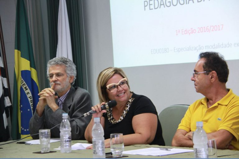 salão nobre da Faculdade de Educação (FE) a aula inaugural do curso de especialização, modalidade extensão, com o tema “Educação de Crianças e Pedagogia da Infância”